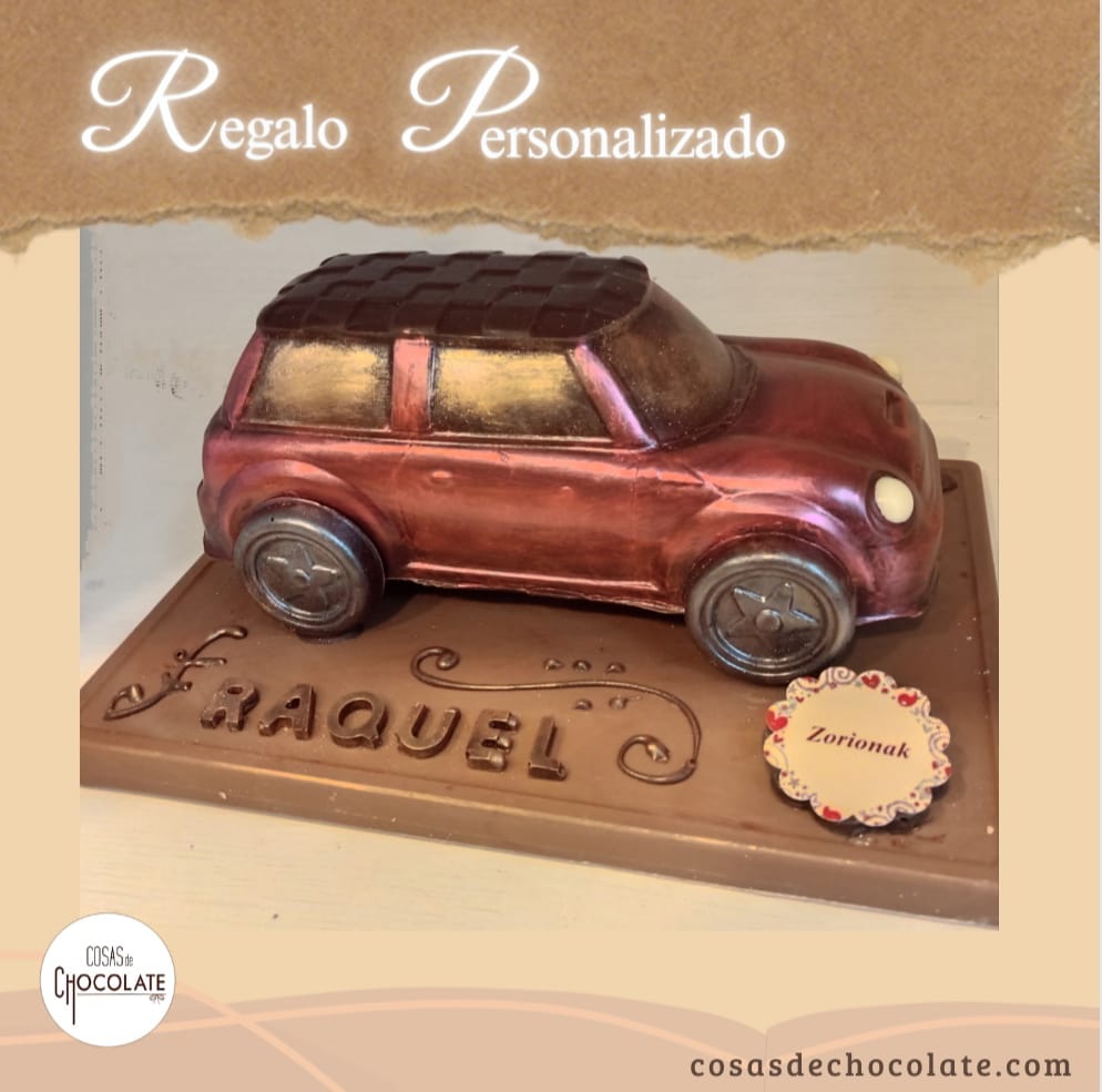 Mona de pascua de chocolate personalizada con un coche Mini