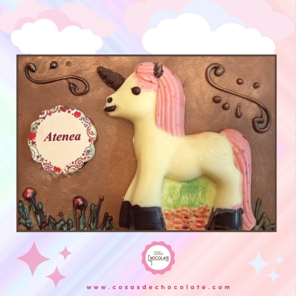 Tableta de chocolate con leche con una figura de un unicornio en relieve de chocolate blanco y personalizada con el nombre