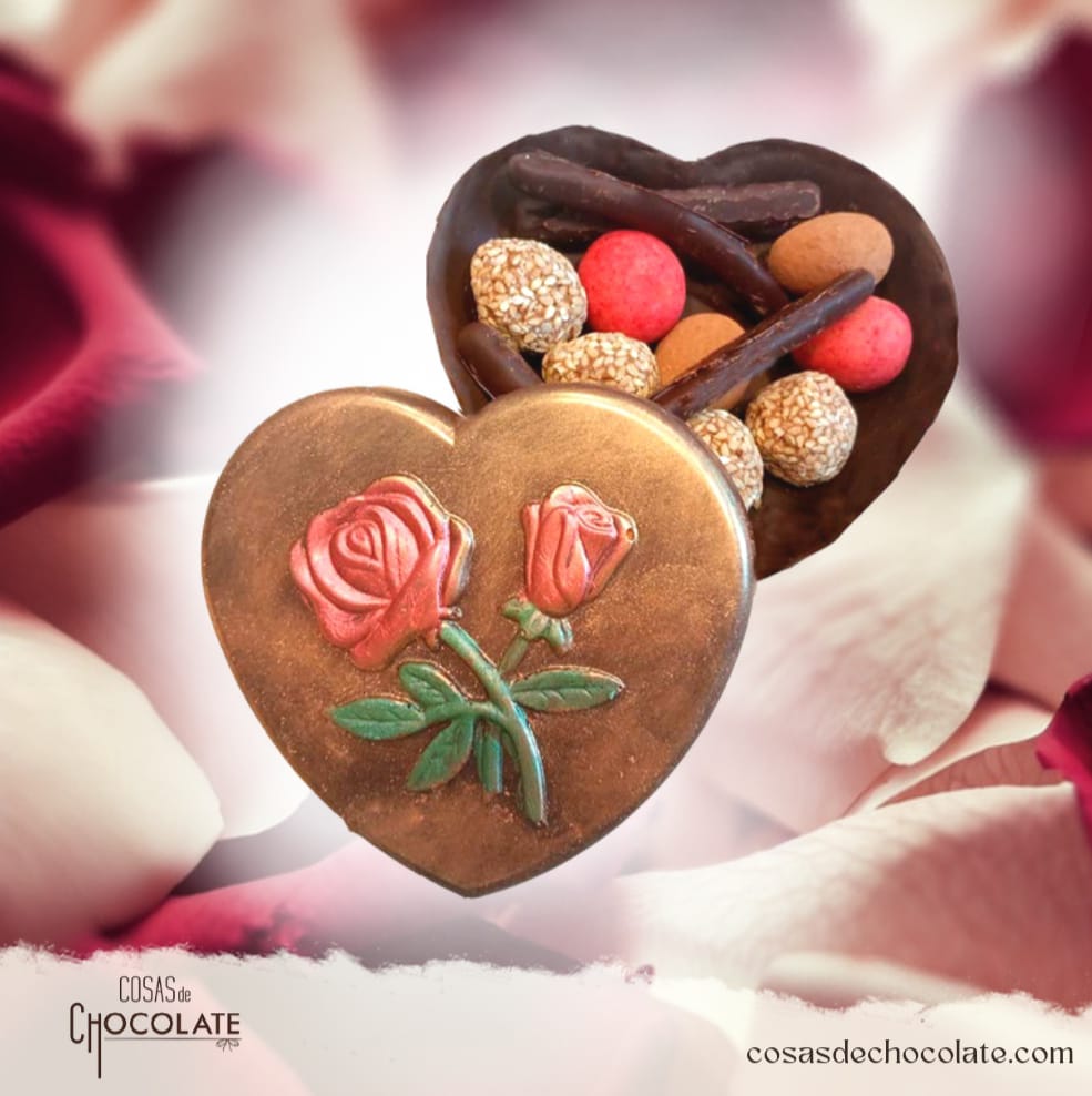 Caja de chocolate con forma de corazón rellena de bombones