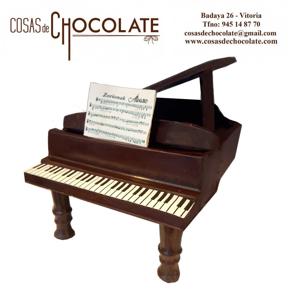 Mona de pascua de un piano de chocolate