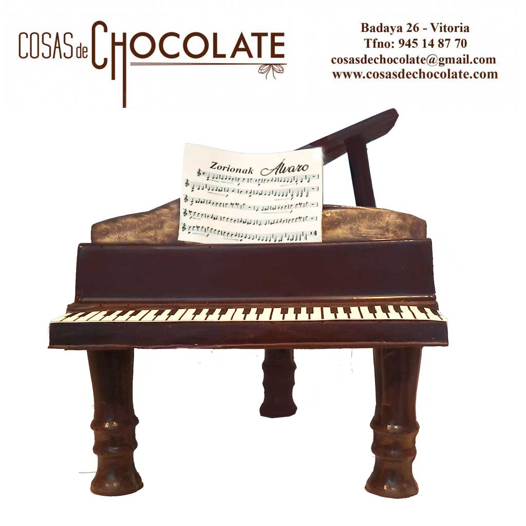 Mona de pascua de un piano de chocolate